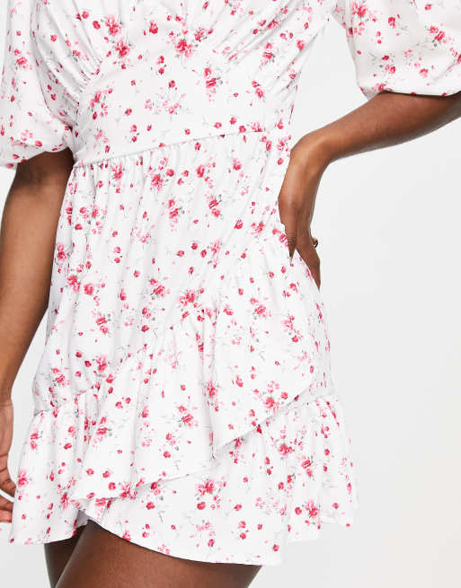 In The Style x Perrie Sian - Robe cache-cœur courte à volants avec manches bouffantes - Blanc à petites fleurs, 4 de 4