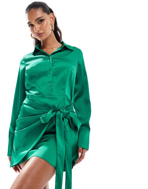 In The Style x Perrie Sian - Smaragdgrøn skjortekjole i minilængde i satin med slå-om i siden - Kun hos ASOS