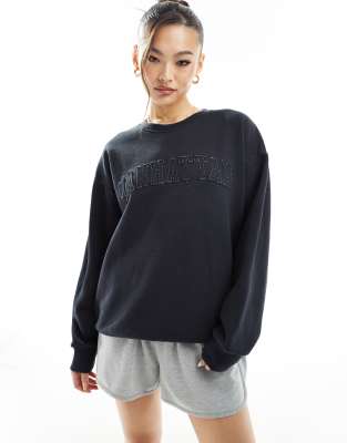 In The Style x Perrie Sian - Sweatshirt mit Manhattan-Logo in Used-Look in Anthrazitgrau