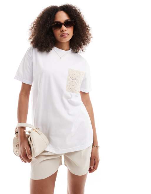 In The Style x Perrie Sian – T-Shirt in Weiß mit gehäkeltem Taschendetail