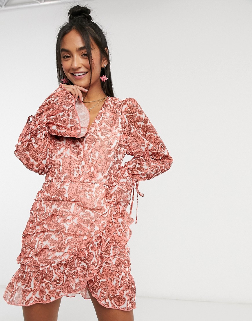 In The Style x Saffron Barker - Koralrød slå om-kjole med ballonærmer og paisleyprint-Multifarvet
