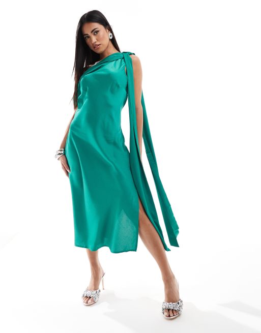 In The Style x Terrie McEvoy – Satin-Midikleid in Smaragdgrün mit One-Shoulder-Träger