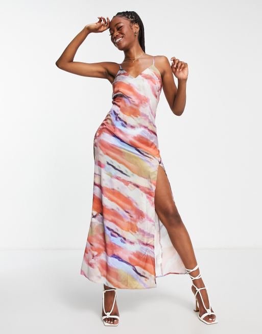 In The Style x Yasmin Devonport Exclusive – Satynowa sukienka maxi z głębokim dekoltem w abstrakcyjny wzór 