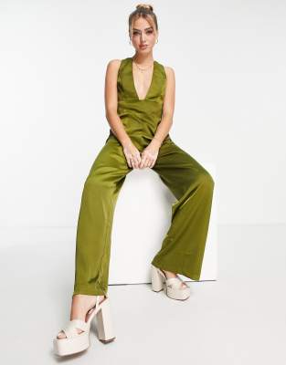 In The Style x Yasmin Devonport - Exklusiv - Jumpsuit in Limettengrün mit tiefem Ausschnitt und weitem Bein