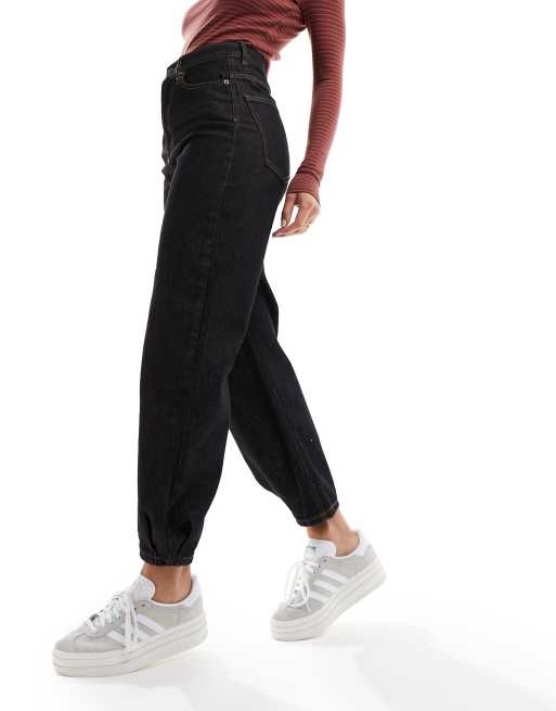 In Wear – Mom-Jeans in körnigem Schwarz mit hohem Bund und farblich abgesetzter Ziernaht 