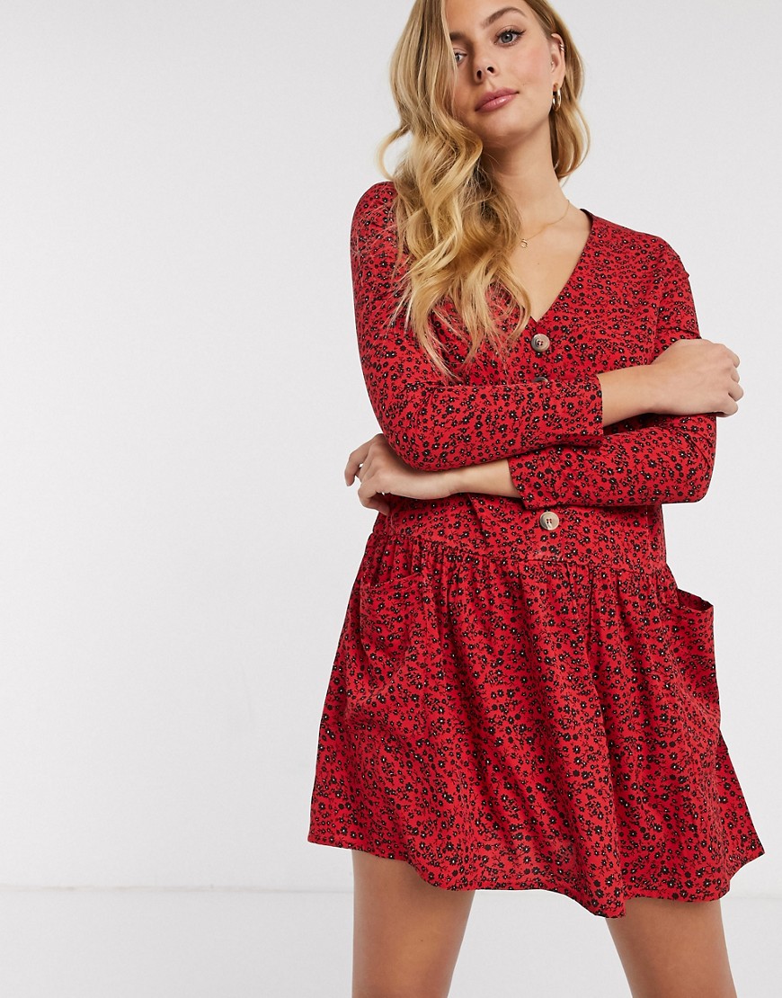 Influence - Aangerimpelde jurk met knopen en fijne bloemenprint in rood