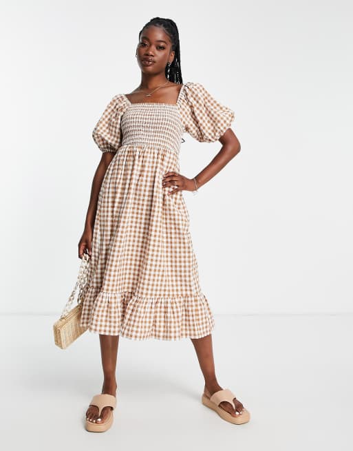 Influence – Braun kariertes Strandkleid mit eckigem Ausschnitt und Puffärmeln