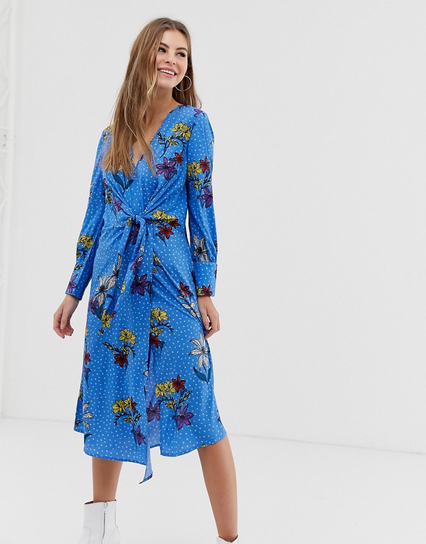 Influence - Geknoopte, asymmetrische midi-jurk met overslag en bloemenprint in blauw