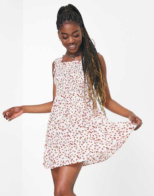 Influence – Gerafftes Minikleid in Weiß mit Blumenmuster und Bardot-Ausschnitt