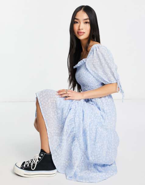 Influence – Gestuftes Midikleid aus Chiffon in Blau mit Puffärmeln und Blumenmuster - view 1
