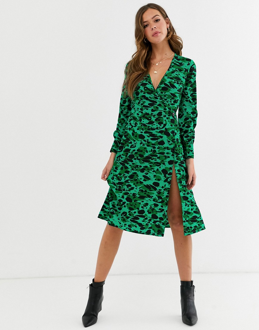 Influence - Halflange jurk met knoopdetail en abstracte groene luipaardprint