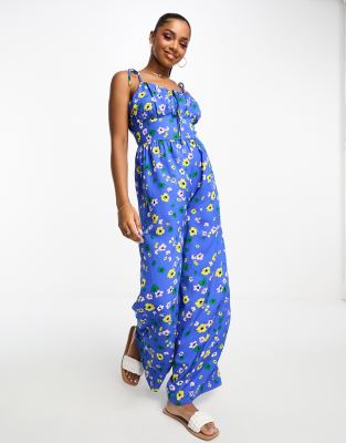 Influence - Jumpsuit in Blau mit geschnürten schmalen Trägern, weitem Bein und Blumenmuster