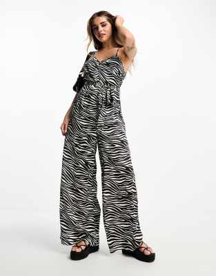 Influence - Jumpsuit mit weitem Bein, Camisoleträgern und Zebraprint in Schwarzweiß