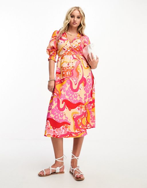 Influence – Kopertowa sukienka midi z długimi rękawami w falisty, pomarańczowy, kwiatowy wzór
