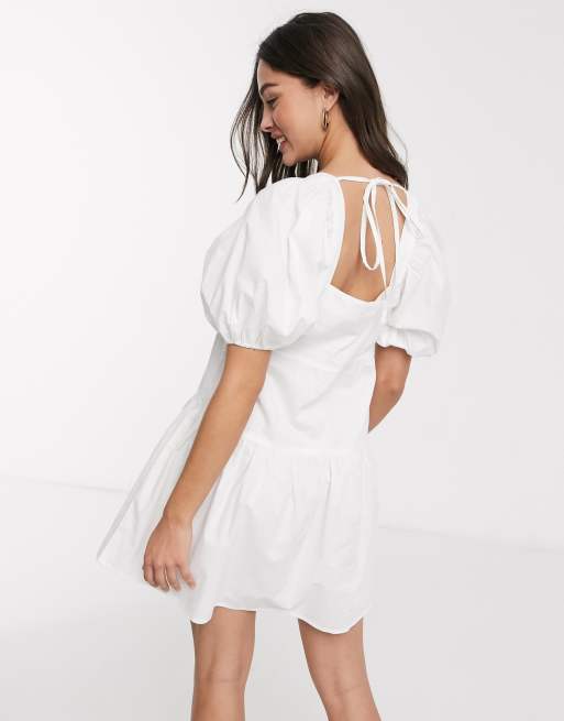 Influence – Kurzes, weißes Hängerkleid mit Puffärmeln und eckigem Ausschnitt