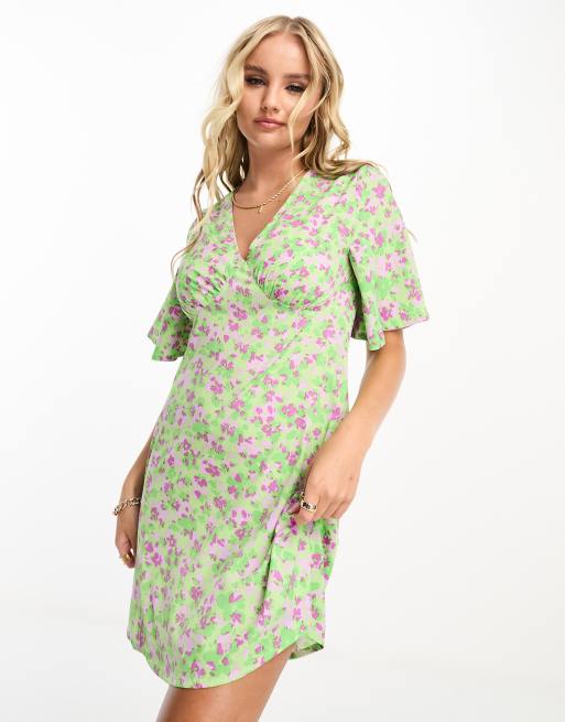 Influence – Minikleid in Grün mit Blumenprint in Flieder und V-Ausschnitt