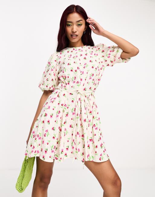 Influence – Minikleid in Weiß mit Bindegürtel, Puffärmeln und Blumenmuster