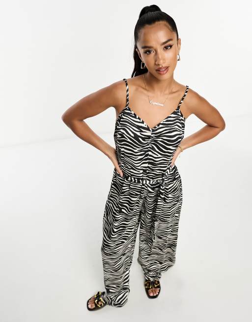 Influence Petite – Jumpsuit mit weitem Bein, schmalen Trägern und schwarz-weißem Zebramuster, 4 von 4