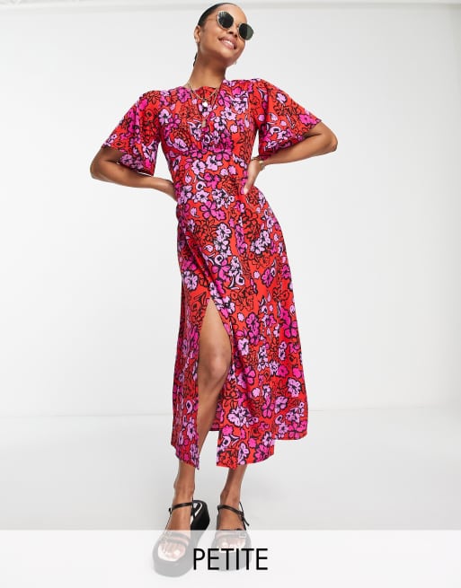 Influence Petite – Midi-Freizeitkleid mit Flatterärmeln und Blumenmuster in Rot und Rosa