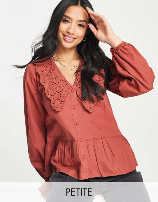 Influence Petite – Roströd blus med krage i broderie anglaise