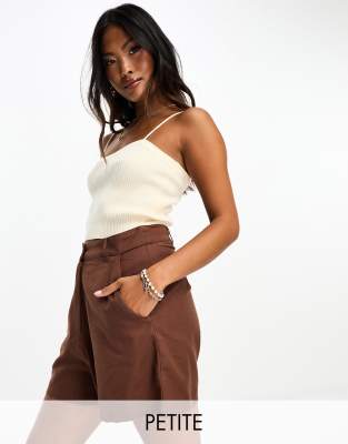 Influence Petite - Shorts aus Leinenmix in Schokobraun-Brown