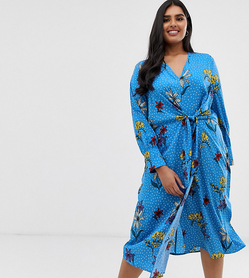 Influence Plus - Asymmetrische midi-jurk met overslag, knoop en bloemenprint in blauw
