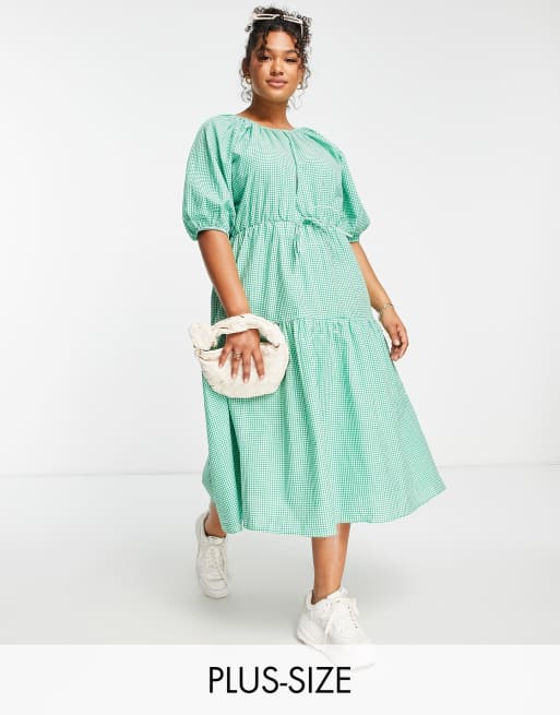 Influence Plus – Gestuftes Midikleid in Grün mit Vichy-Karomuster und Puffärmeln