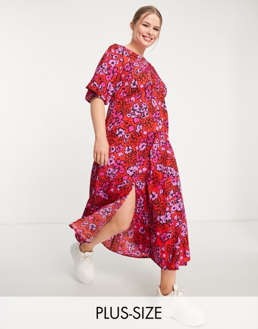 Influence Plus – Midi-Freizeitkleid mit Flatterärmeln und Blumenmuster in Rot und Rosa