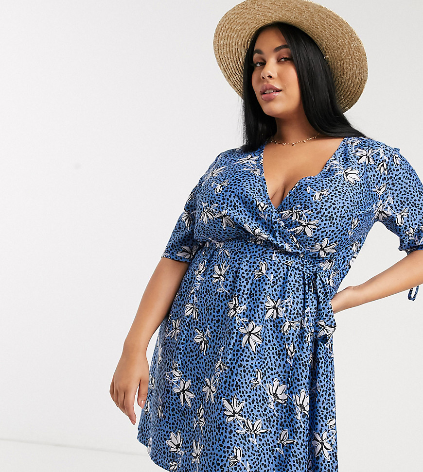 Influence Plus - Mini-jurk met overslag aan de voorkant in korenbloemblauw met bloemen- en stippenprint