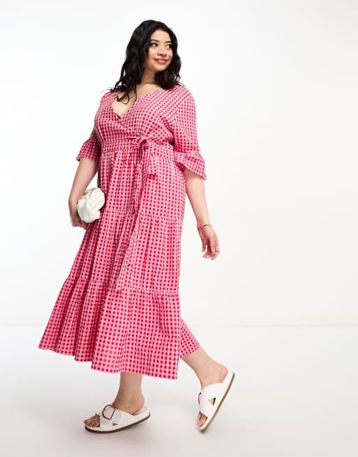 Influence Plus - Robe portefeuille mi-longue à carreaux vichy et volants étagés - Rose