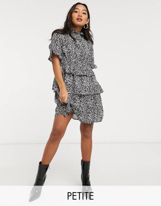 Influence - Robe courte à volants étagés avec col montant et imprimé petites fleurs