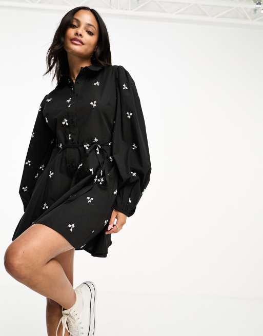 Influence - Robe courte en coton à fleurs brodées et liens à la taille - Noir