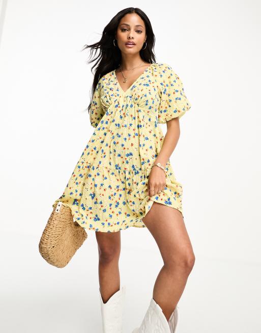 Influence - Robe courte texturée à fleurs avec décolleté en V et manches évasées - Jaune