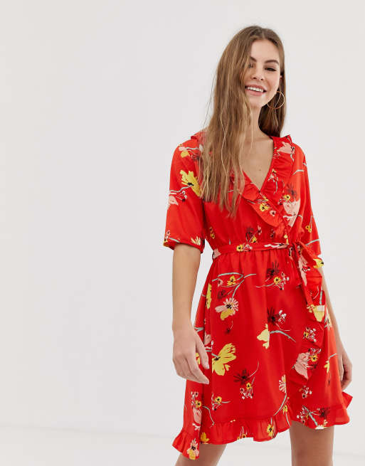 Influence – Rot geblümtes Wickelkleid mit Bindebändern am Ärmeln und Rüschen