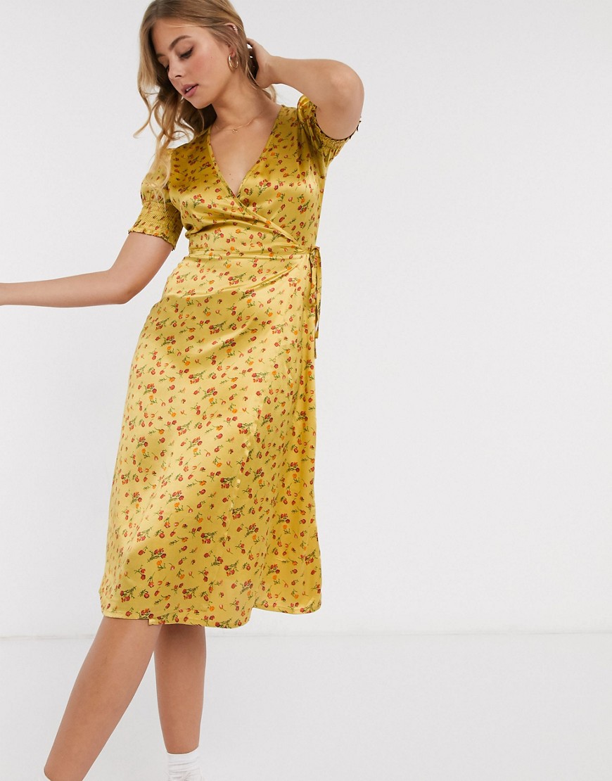 Influence - Satijnen midi-jurk met overslag aan de voorkant in mosterdgeel en bloemenprint