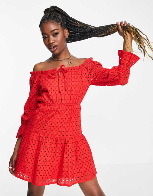 Influence – Schulterfreies Minikleid in Rot mit Lochstickerei