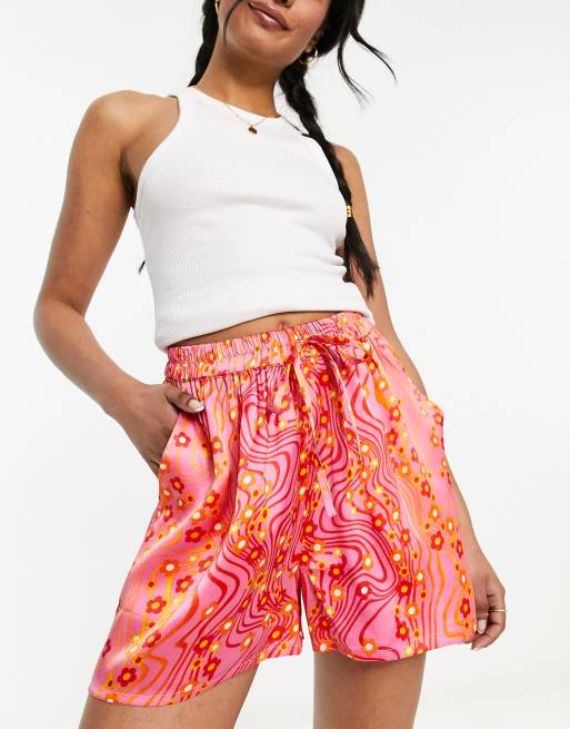 Influence - Short satinée nouée à la taille - Rose à motif fleurs et tourbillons