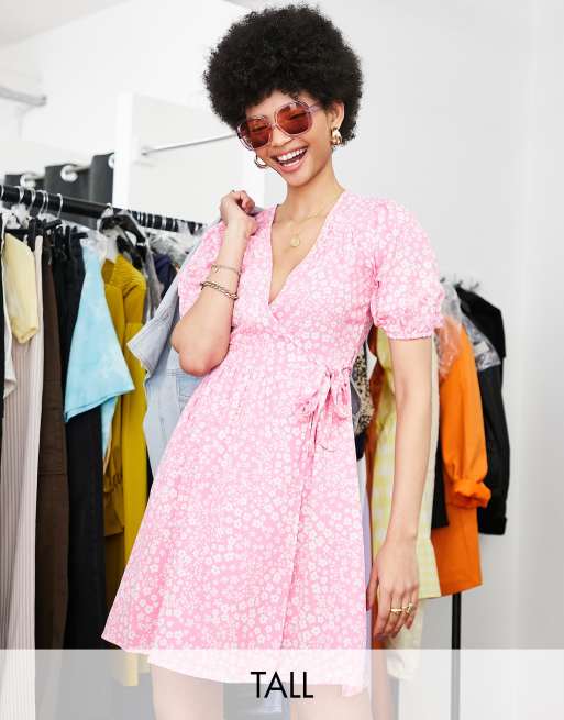 Influence Tall - Vestito corto a portafoglio rosa multicolore con maniche a sbuffo e volant