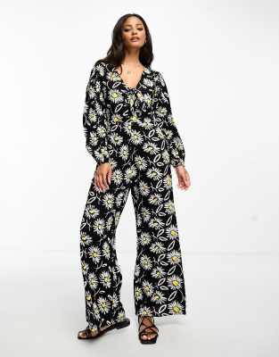 INFLUENCE TIE FRONT PUFF SLEEVE JUMPSUIT IN MONOCHROME DAISY PRINT-WHITE