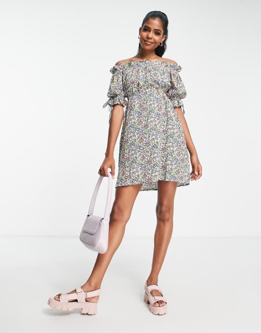 Influence - Vestito grembiule corto a fiori multicolore con maniche con volant