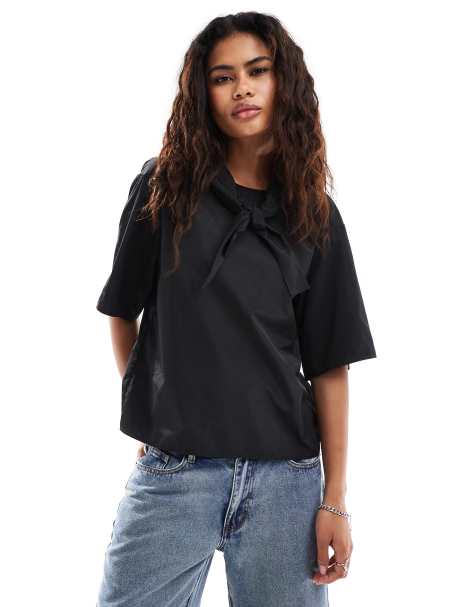 InWear – Hizana – Svart topp med avtagbart knytband i halsringning - view 1