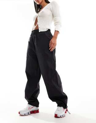 InWear - Pinja - Locker geschnittene Fallschirmhose in Schwarz