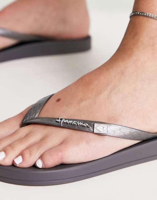 Ipanema anatomic store flip flops