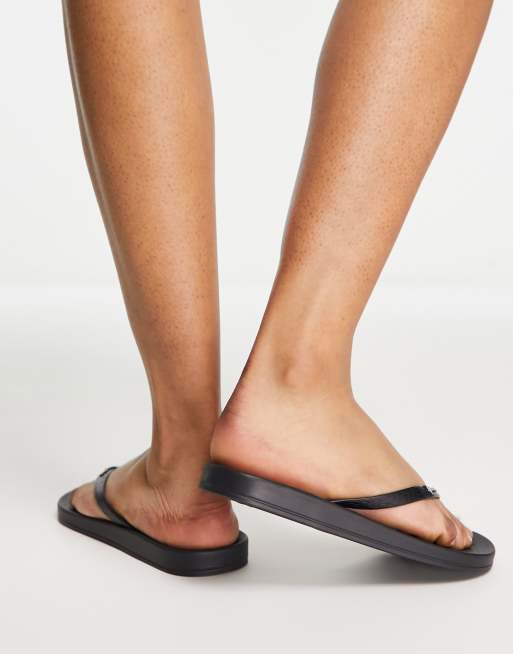 Ipanema anatomic flip flops in black