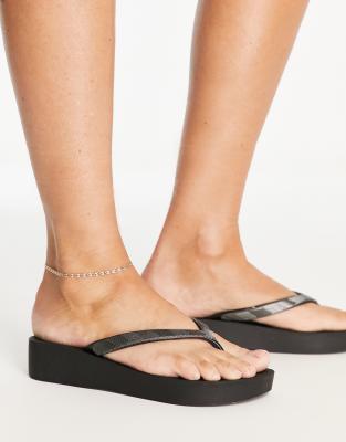 Ipanema Anatomica flip flops in black