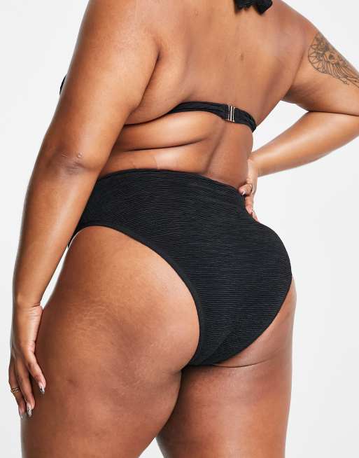 Ivory Rose Plus – Bikinihose in Schwarz mit Knitteroptik, hohem Bund und Ringverzierung, 2 von 4