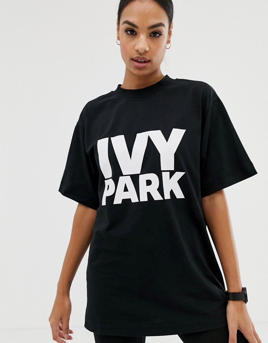 Ivy Park - Zwarte T-shirt met oversized logo