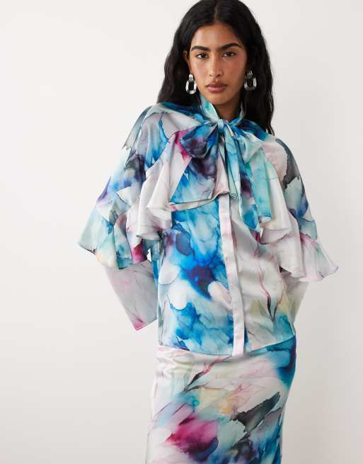 IYAL – Akvarellblommigt set i satin med rosettprydd blus, cape och maxikjol, 2 av 4