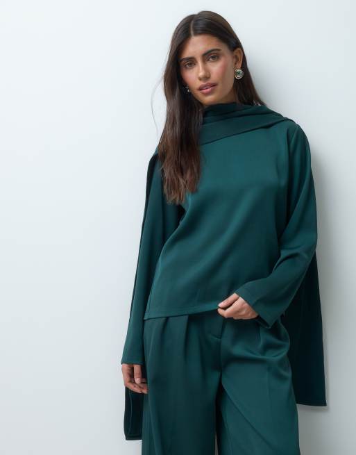 IYAL – Grönt set i crepe och satin med vida byxor och boxig topp med scarfdetalj vid halsen, 2 av 3
