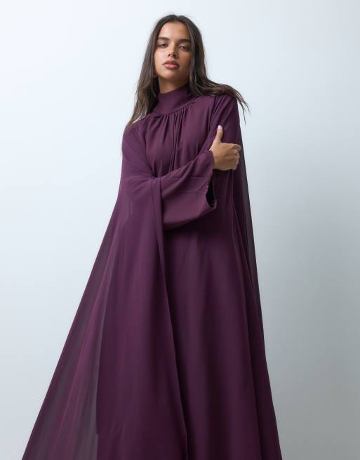 IYAL chiffongcrêpe maxiklänning med hög krage, boho- och cape-detalj i plommon, 3 av 5